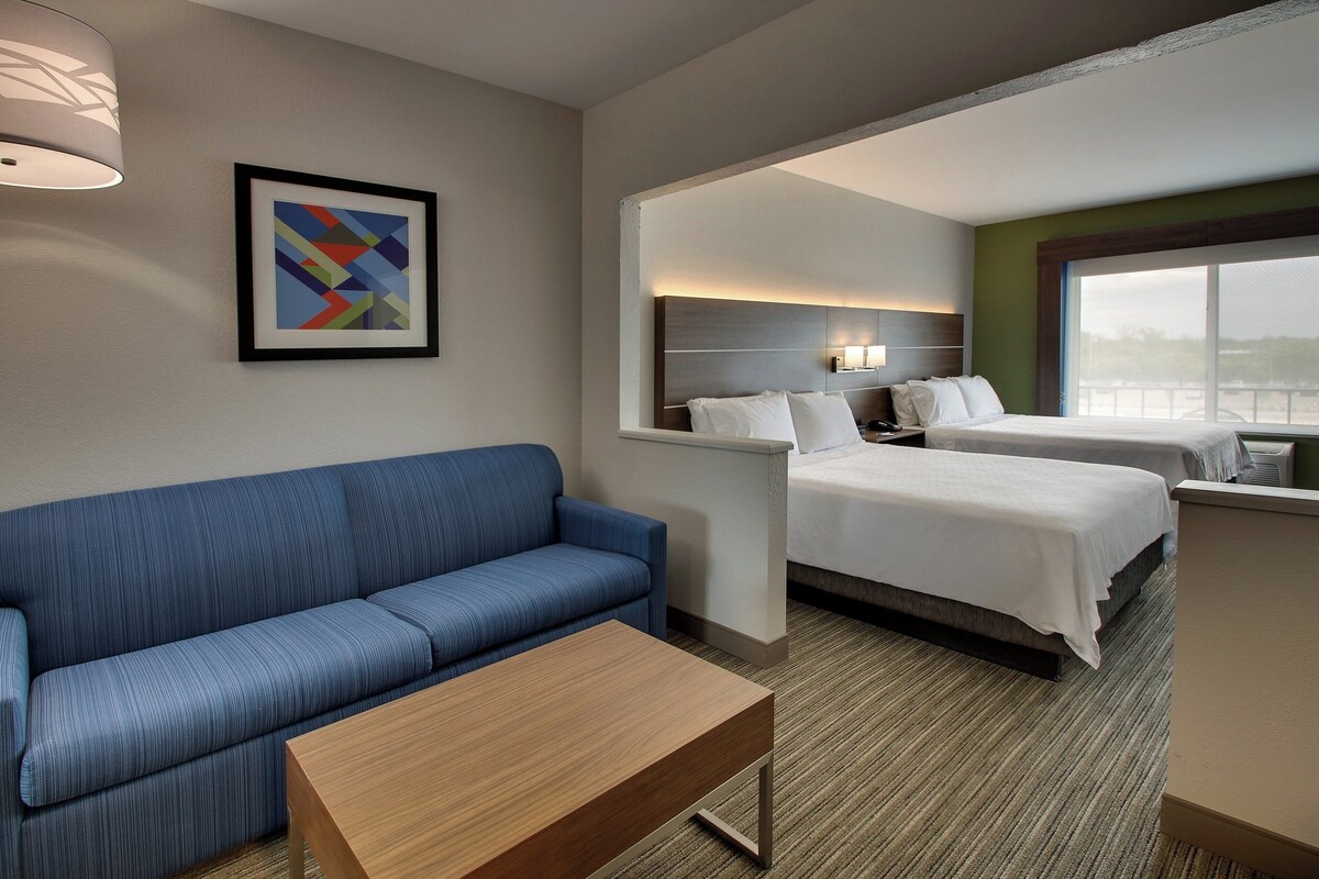 Suite, 2 Queen Beds | Room amenity