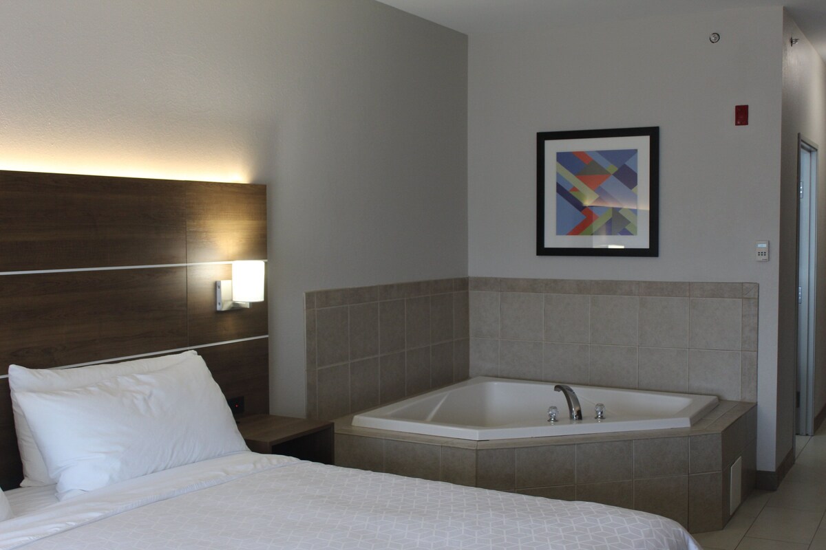 Standard Room, 1 King Bed, Jetted Tub