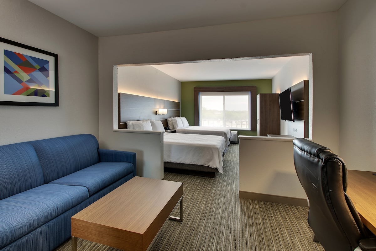 Suite, 2 Queen-Betten | Zimmersafe, Schreibtisch, Verdunkelungsvorhänge, Bügeleisen/Bügelbrett