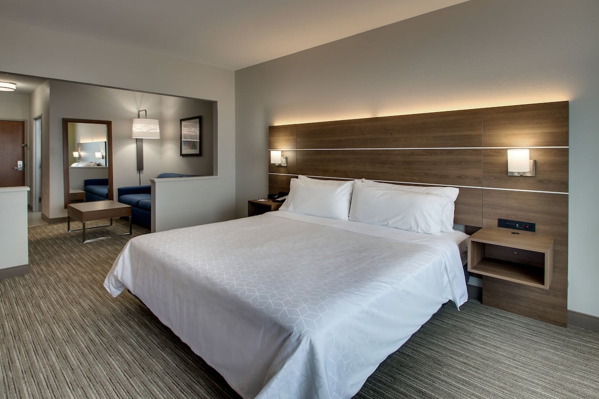 Suite, 1 King Bed | In-room safe, desk, blackout curtains, iron/ironing board