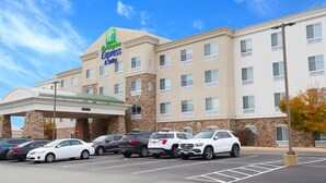 Un hôtel Holiday Inn Express doté d’un parking et de plusieurs voitures.