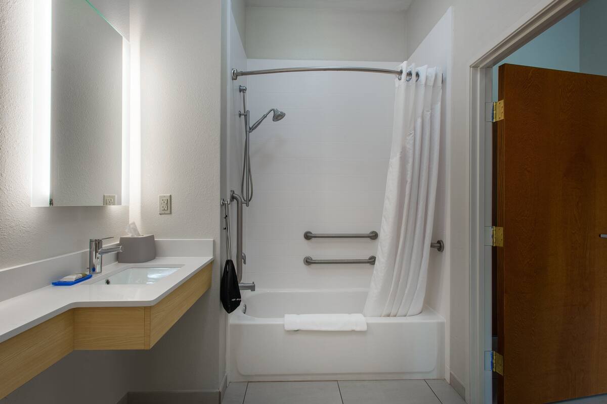 combined shower/bathtub, hydromassage showerhead, free toiletries