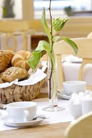 Petit déjeuner buffet (9 EUR par personne)