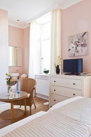 In-room safe, desk, iron/ironing board, free cots/infant beds - Buchholz Downtown Hotel (Cologne)