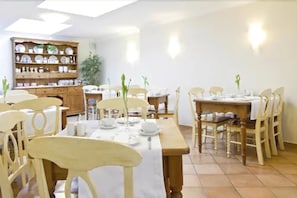 Petit déjeuner buffet (9 EUR par personne)