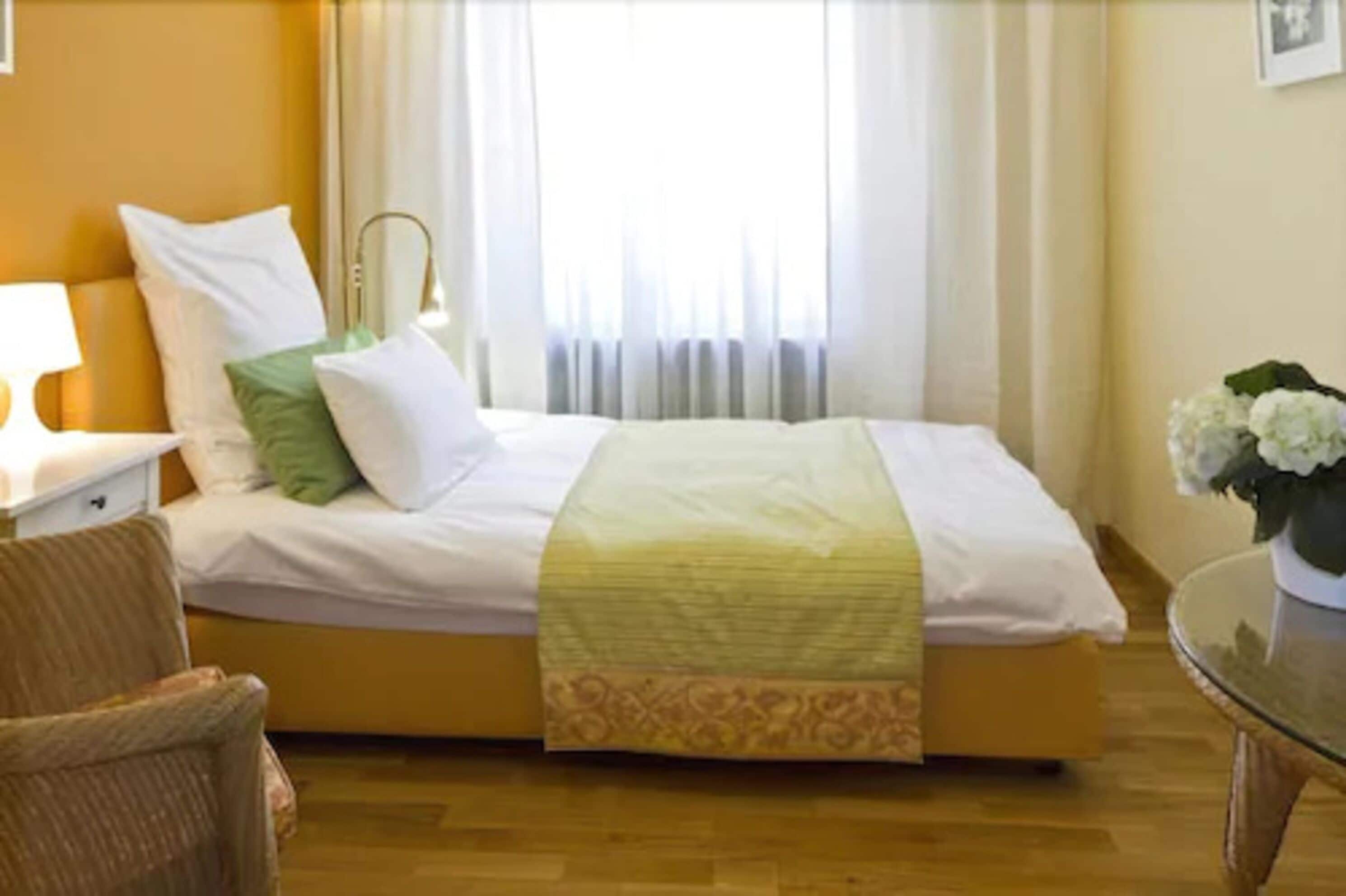 single room | in-room safe, desk, iron/ironing board, free cots/infant beds