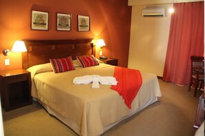 Quarto, 1 cama de casal | Frigobar, cofres nos quartos, escrivaninha, Wi-Fi de cortesia