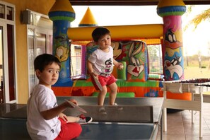 Zona de juegos infantil al aire libre