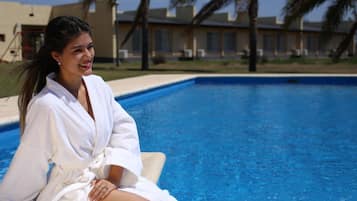 Hồ bơi ngoài trời