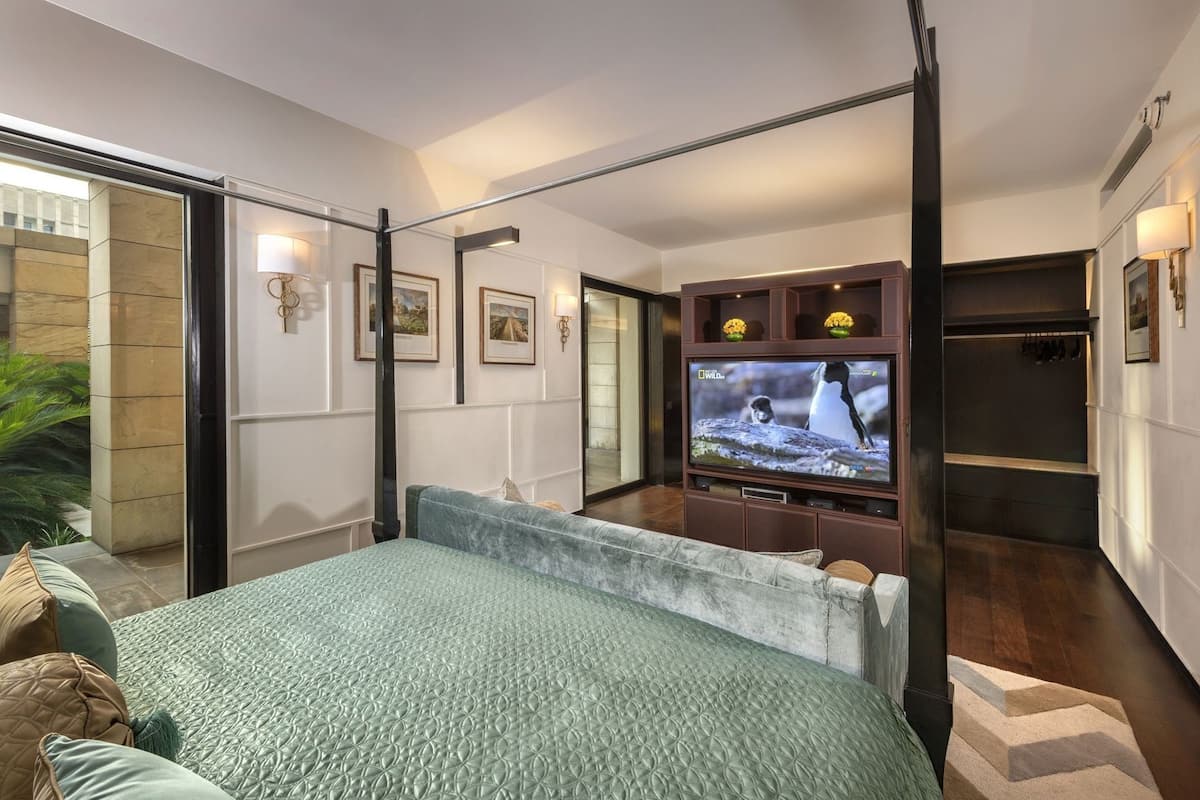 Egyptian cotton sheets, premium bedding, Tempur-Pedic beds, minibar