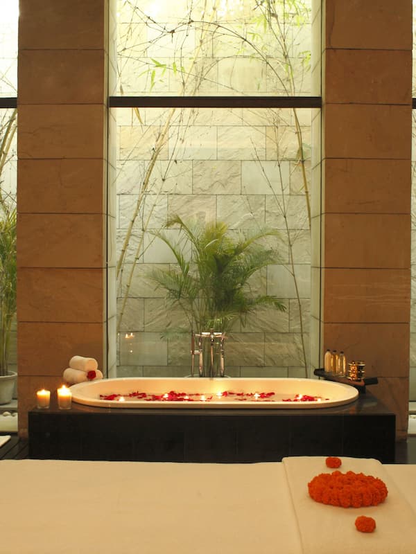 Couples treatment rooms, sauna, steam room, body treatments