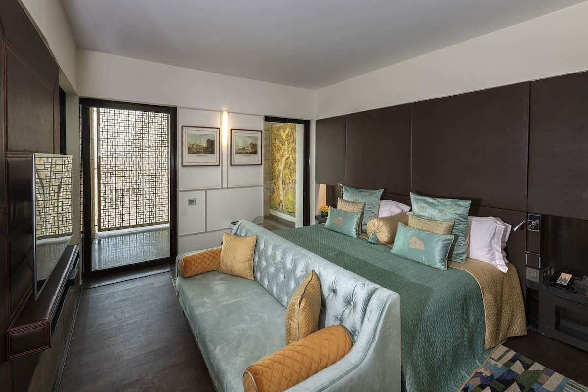 Egyptian cotton sheets, premium bedding, Tempur-Pedic beds, minibar