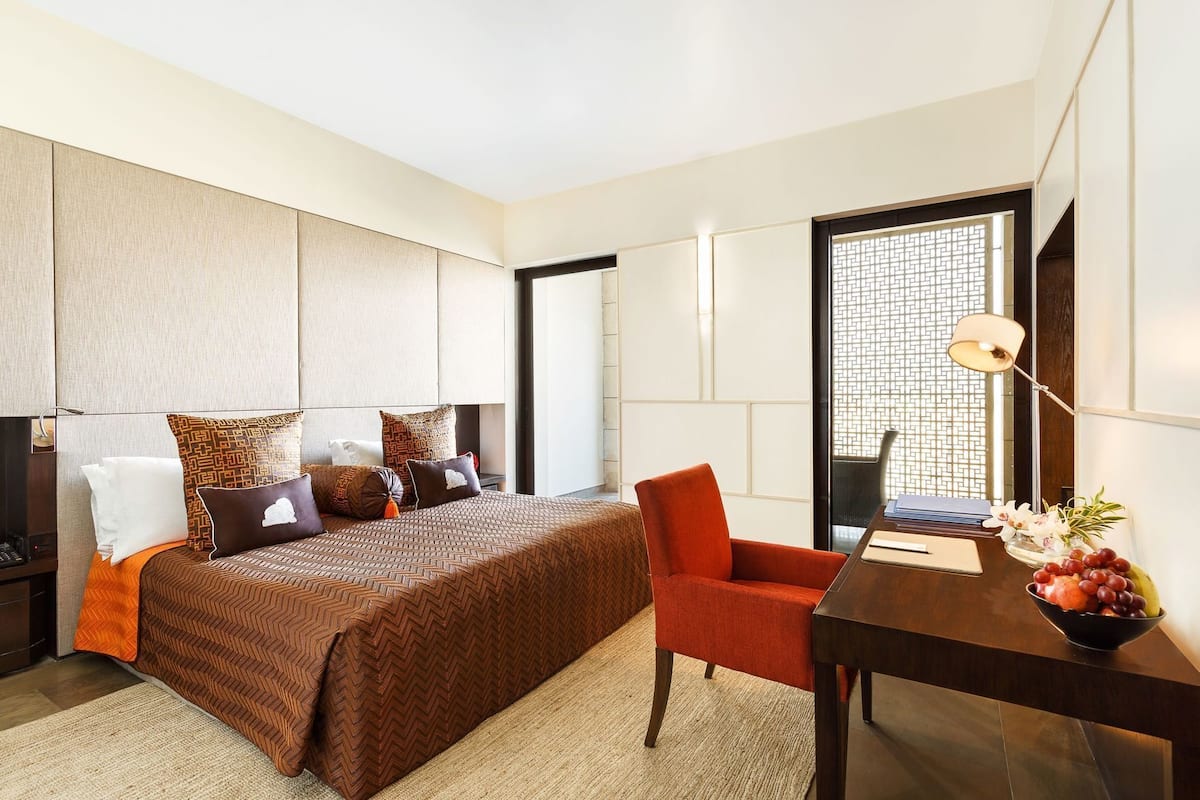 Egyptian cotton sheets, premium bedding, Tempur-Pedic beds, minibar