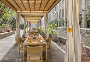 2 restaurants; breakfast, lunch, dinner, and brunch served