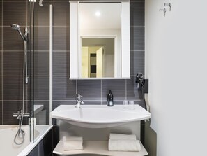 In-room safe, soundproofing, iron/ironing board, free cots/infant beds - Aparthotel Adagio Paris Opéra (Paris)
