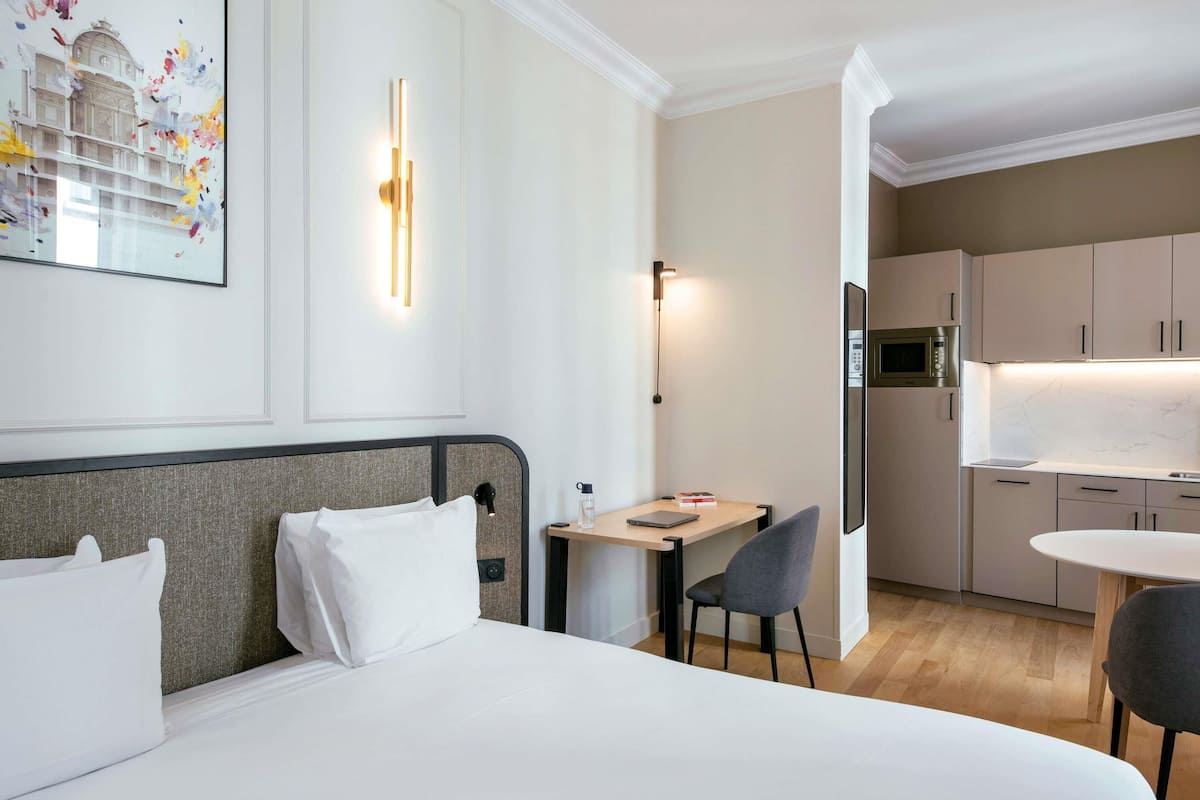 Studio – superior, 1 dobbeltseng (Large) | Safe på rommet, lydisolert, strykejern/-brett og barnesenger (inkludert)