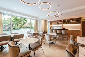 Café da manhã com buffet todos os dias (EUR 16 por pessoa)