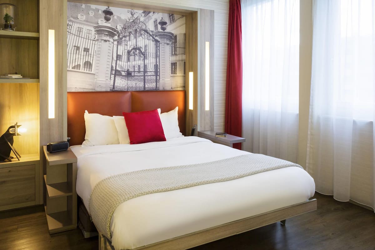 Estudio, 1 cama matrimonial | Ropa de cama hipoalergénica y caja de seguridad en la habitación