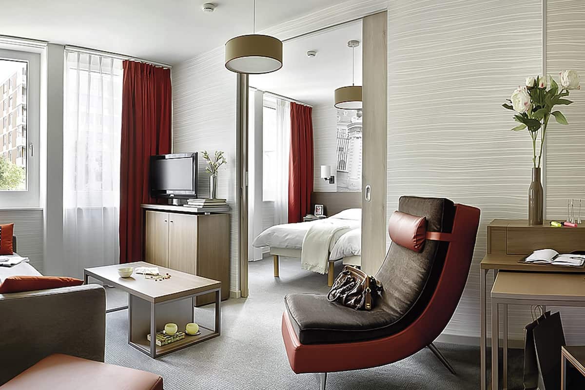 Leilighet, 1 soverom | Allergitestet sengetøy, safe på rommet og skrivebord