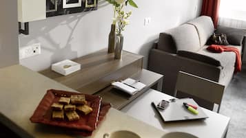 Departamento, 1 habitación | Área de sala de estar | Televisión LED de 70 cm con canales vía satélite, televisión y juguetes