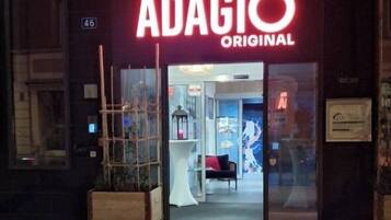 Façade de lâhĂ©bergement - soirĂ©e/nuit