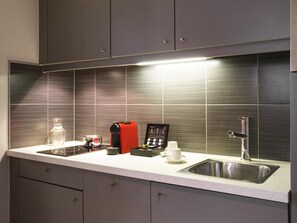 Full-size fridge, microwave, stovetop, dishwasher - Aparthotel Adagio Basel City (Basel)