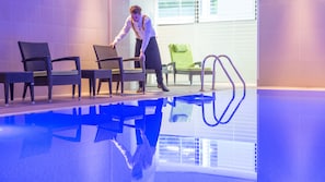 A pool area with lounge chairs and a poolside chair. - Novotel London Paddington (London)
