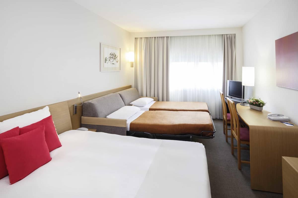 Superior Double Room, 1 Queen Bed with Sofa bed | Minibar, in-room safe, desk, soundproofing