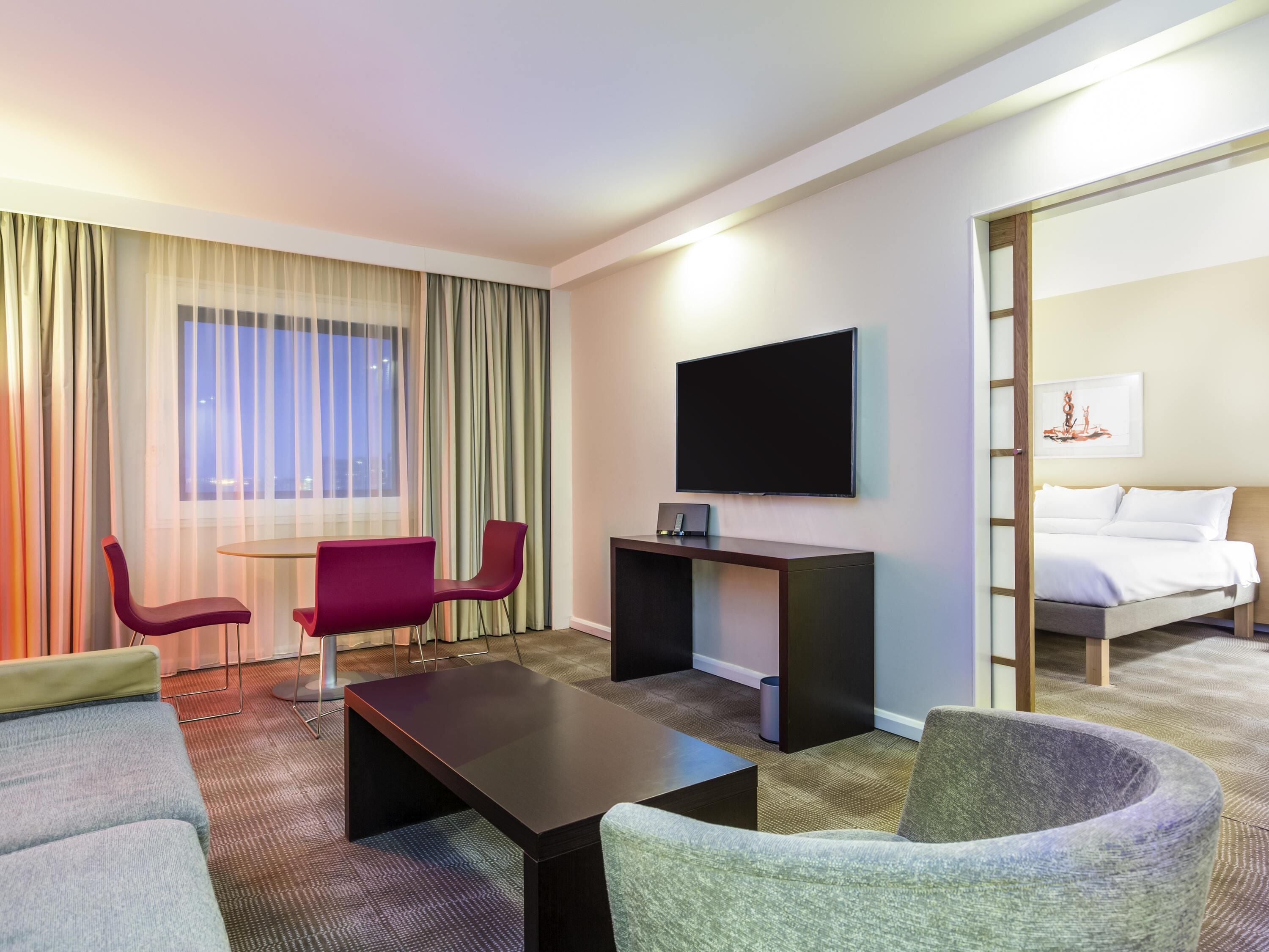 Minibar, brankas, meja kerja, dan kedap suara