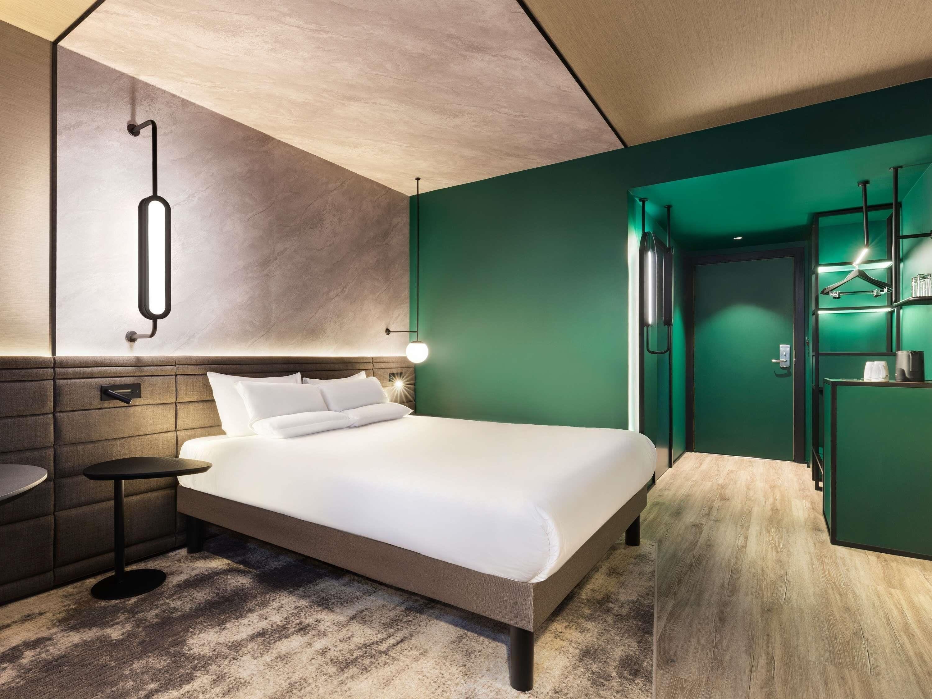 Minibar, safe på rommet, skrivebord og lydisolert