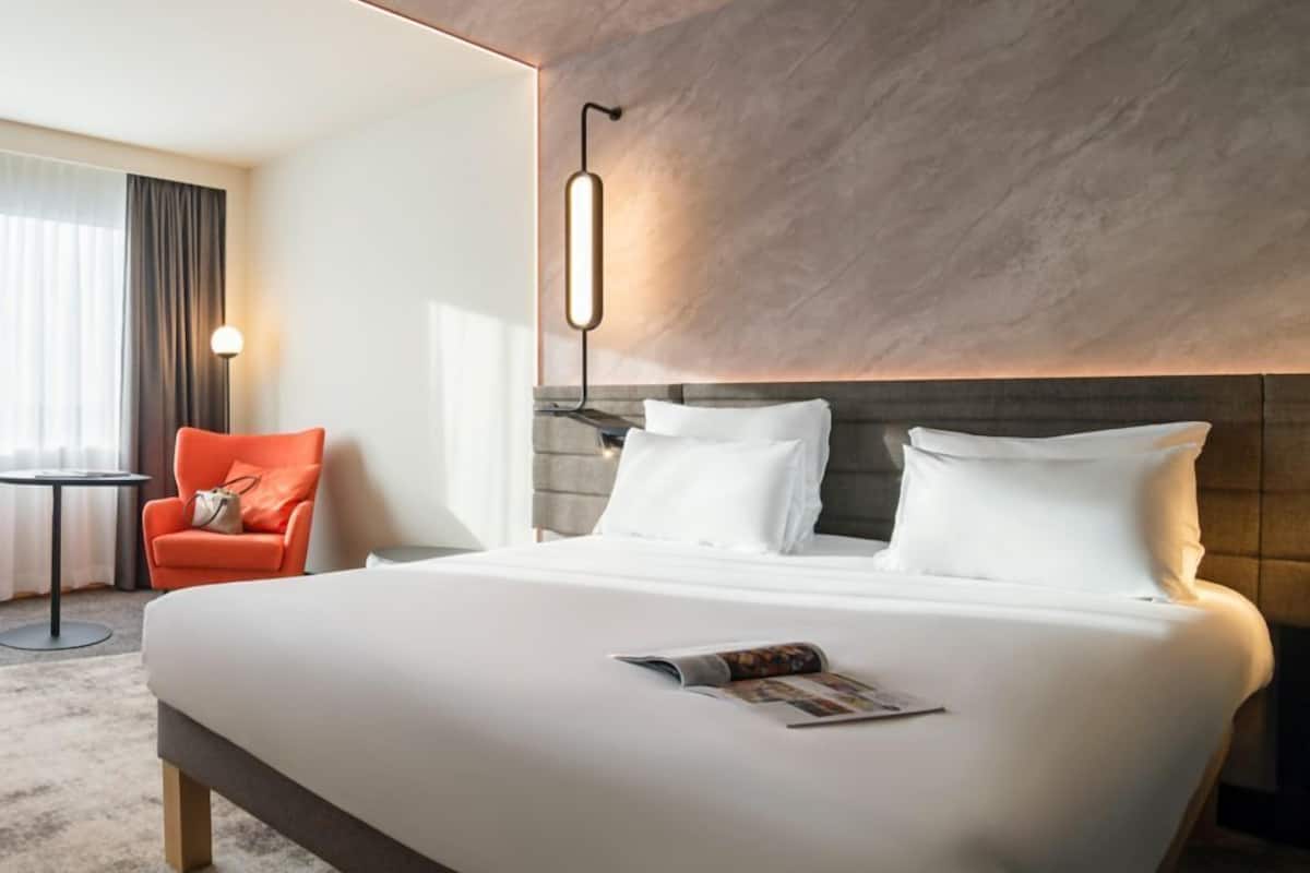 Deluxe Room, 1 Queen Bed with Sofa bed