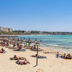 Una spiaggia nelle vicinanze