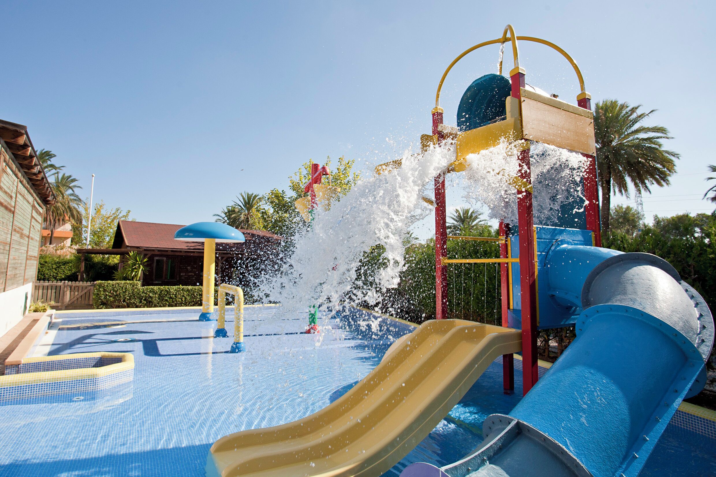 2 Außenpools, geöffnet von 09:00 Uhr bis 21:00 Uhr, Sonnenschirme