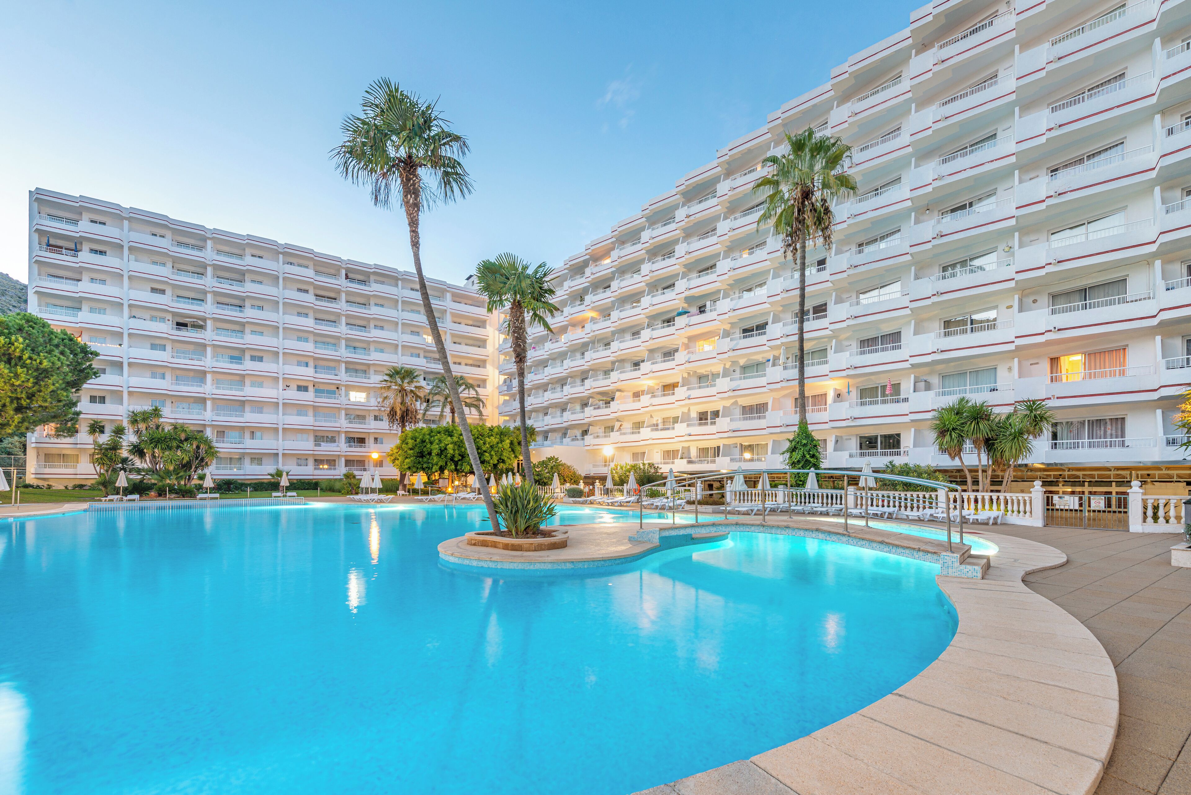 2 piscinas al aire libre (de 09:00 a 21:00), sombrillas, tumbonas