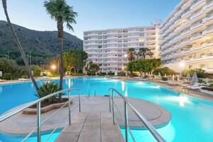 2 piscinas al aire libre, sombrillas, sillones reclinables de piscina