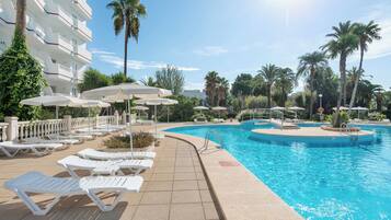 2 piscines a l'aire lliure (horari: 09:00-21:00), para-sols i gandules