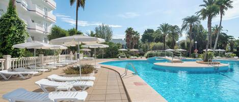 2 piscines extérieures, parasols de plage, chaises longues