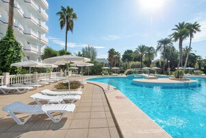 2 piscinas al aire libre, sombrillas, sillones reclinables de piscina