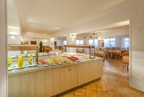 供應早餐、午餐及晚餐