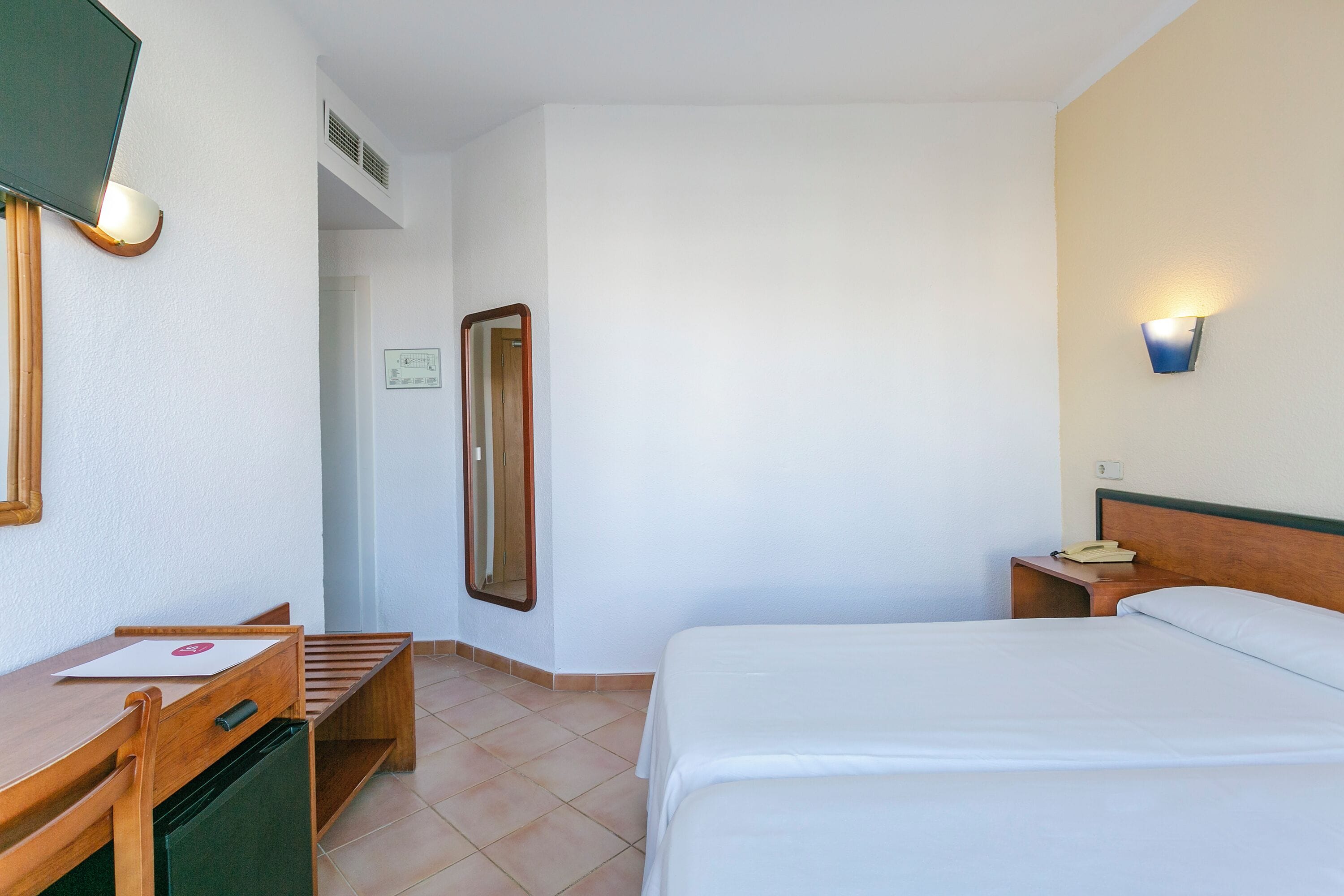 Economy Room | Desk, blackout drapes, soundproofing, free WiFi