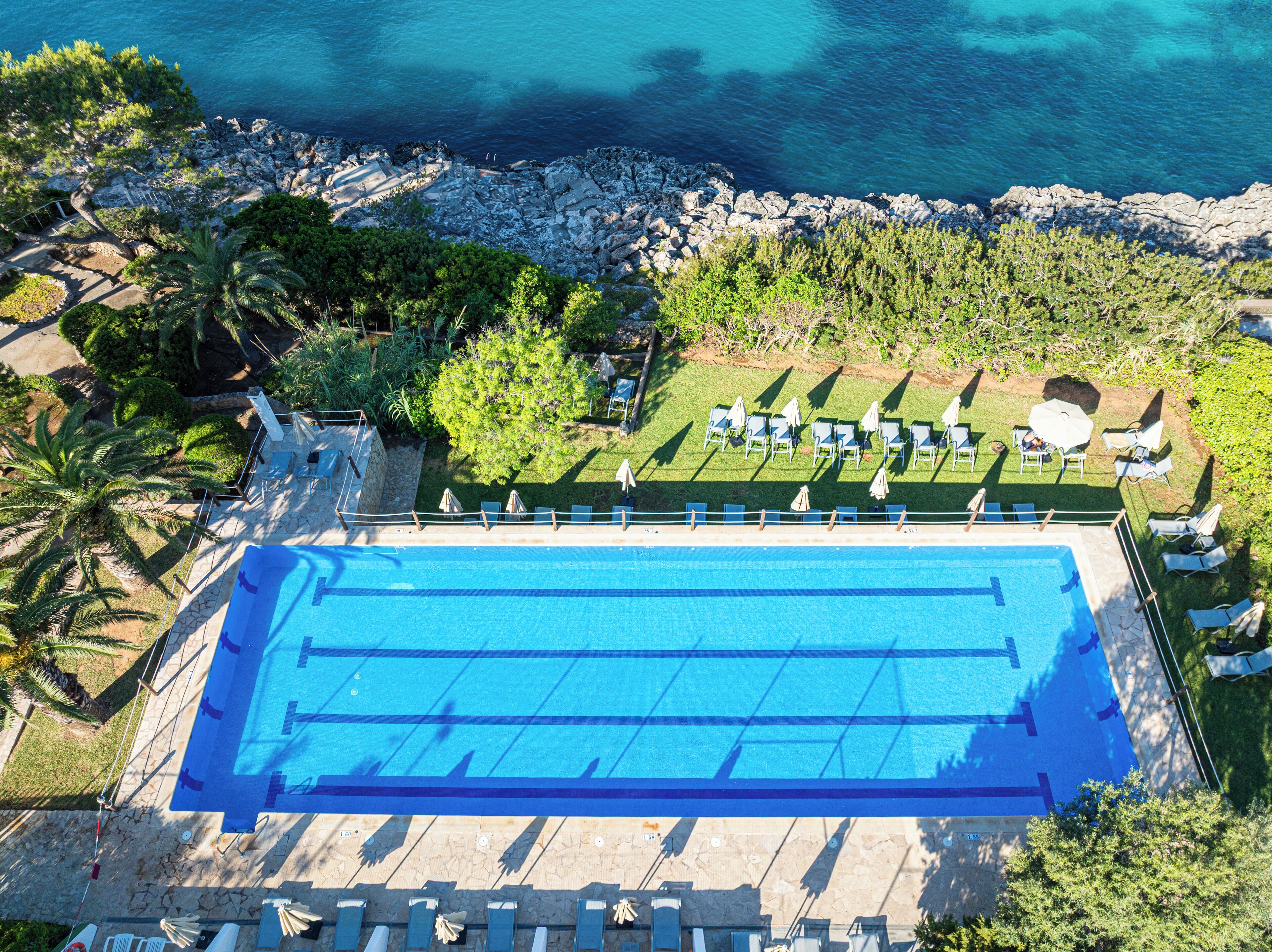 2 udendørs pools, parasoller, liggestole