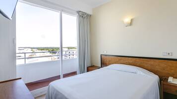 Escritorio, cortinas opacas, sistema de insonorización y wifi gratis