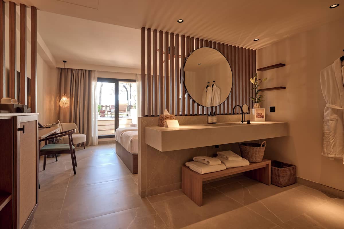 Junior Suite (Joy) | Minibar, WiFi (free), bed sheets