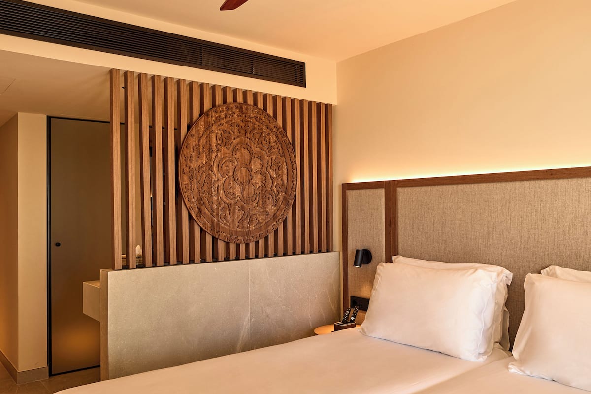 Minibar, WiFi (free), bed sheets