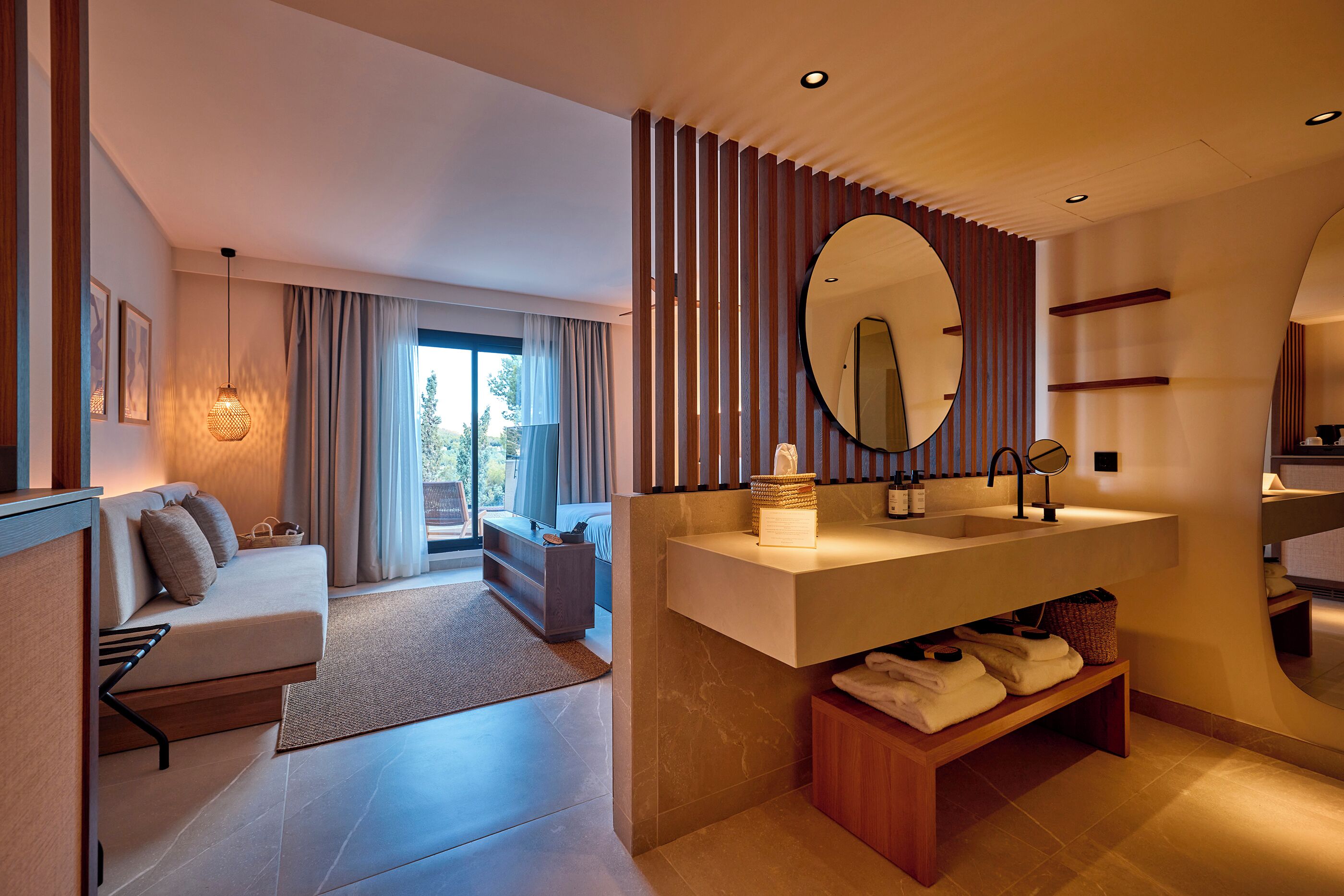 Minibar, free WiFi, bed sheets