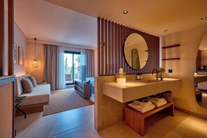 Minibar, free WiFi, bed sheets