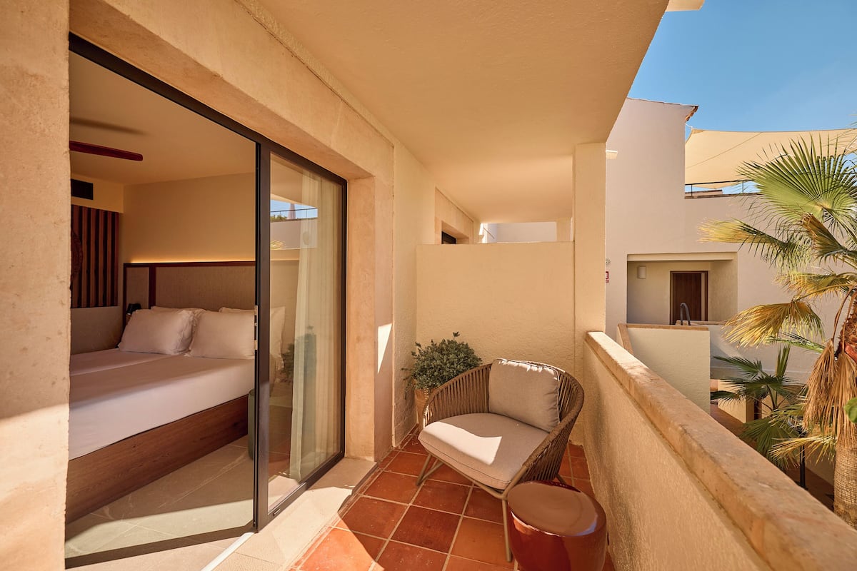 Double Room (Mediterranean) | Minibar, WiFi (free), bed sheets