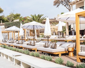 2 outdoor pools