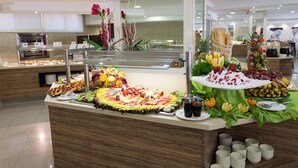A buffet with various fruits, vegetables, and pastries. - Hotel Timor (Palma de Mallorca)