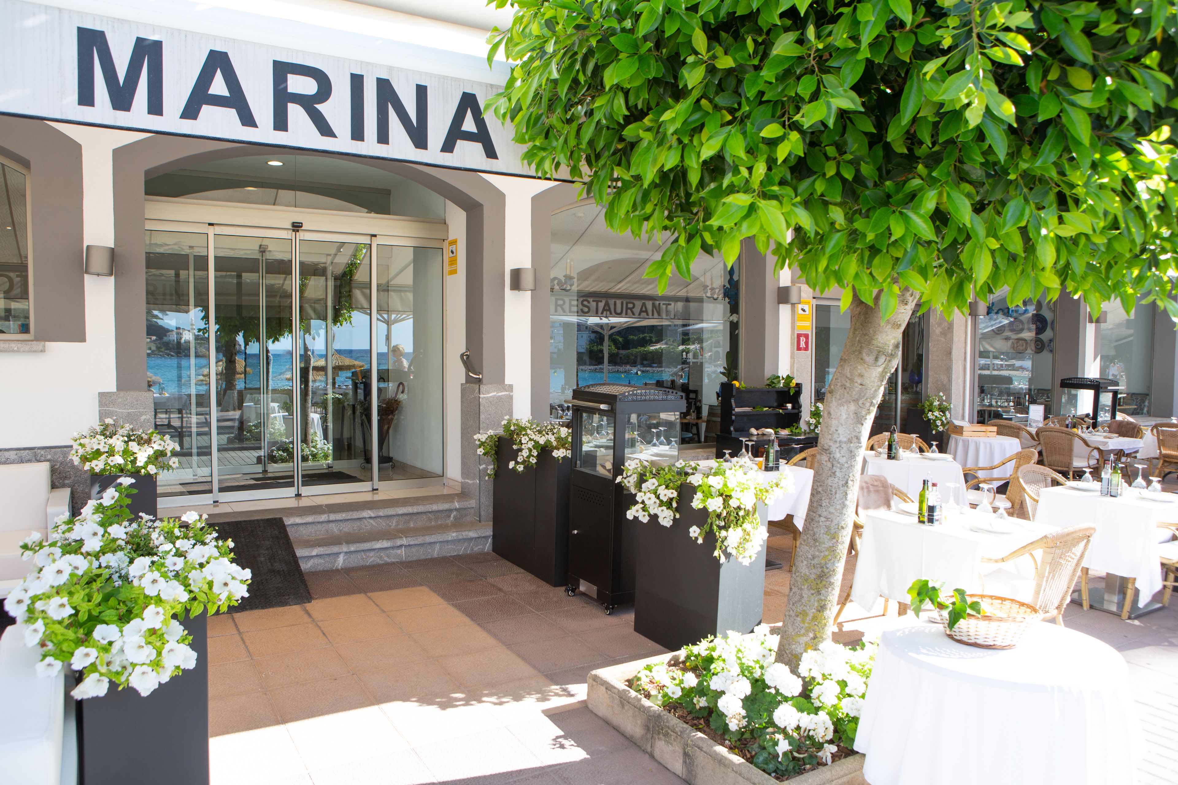 Der serveres morgenmad, frokost og middelhavsretter med havudsigt 